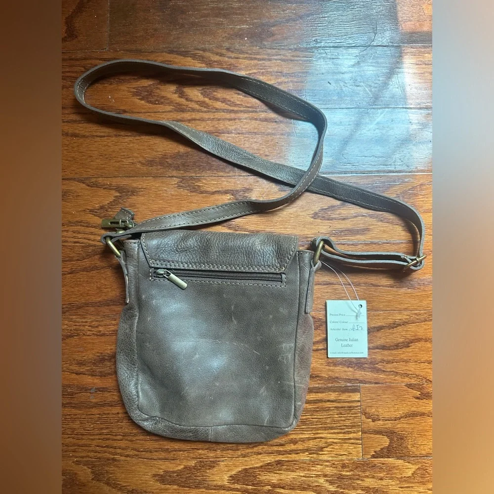 NWT I Medici Firenze and features a distinct embossed logo on the front flap